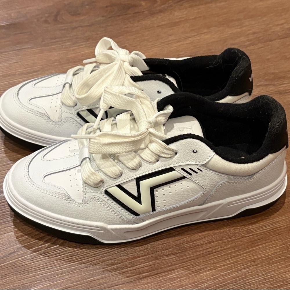 Vans Upland white and Black leather Sneakers size 6.5 Men’s/8 Women’s
